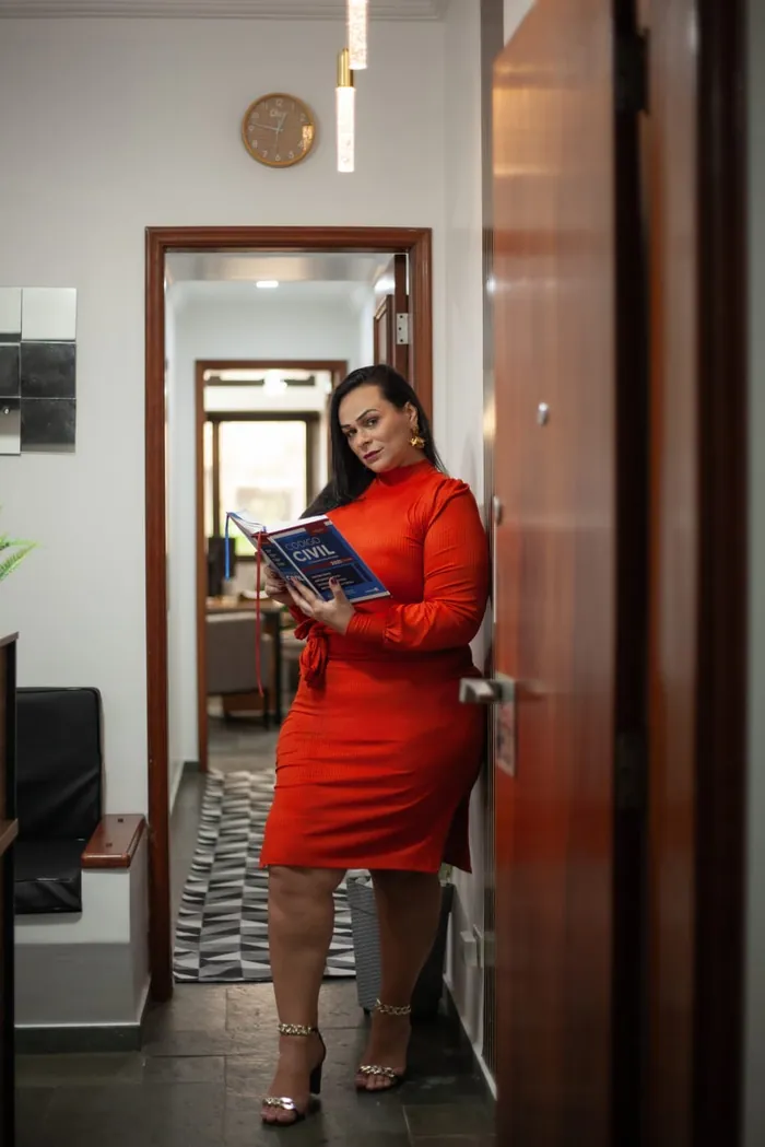 Dra. Larissa de Castro no corredor do escritório