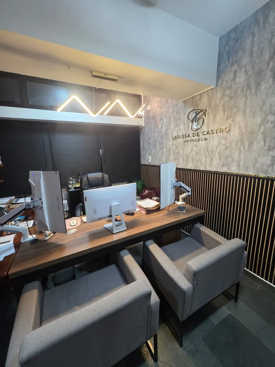 Sala de atendimento com o logotipo do escritório na parede